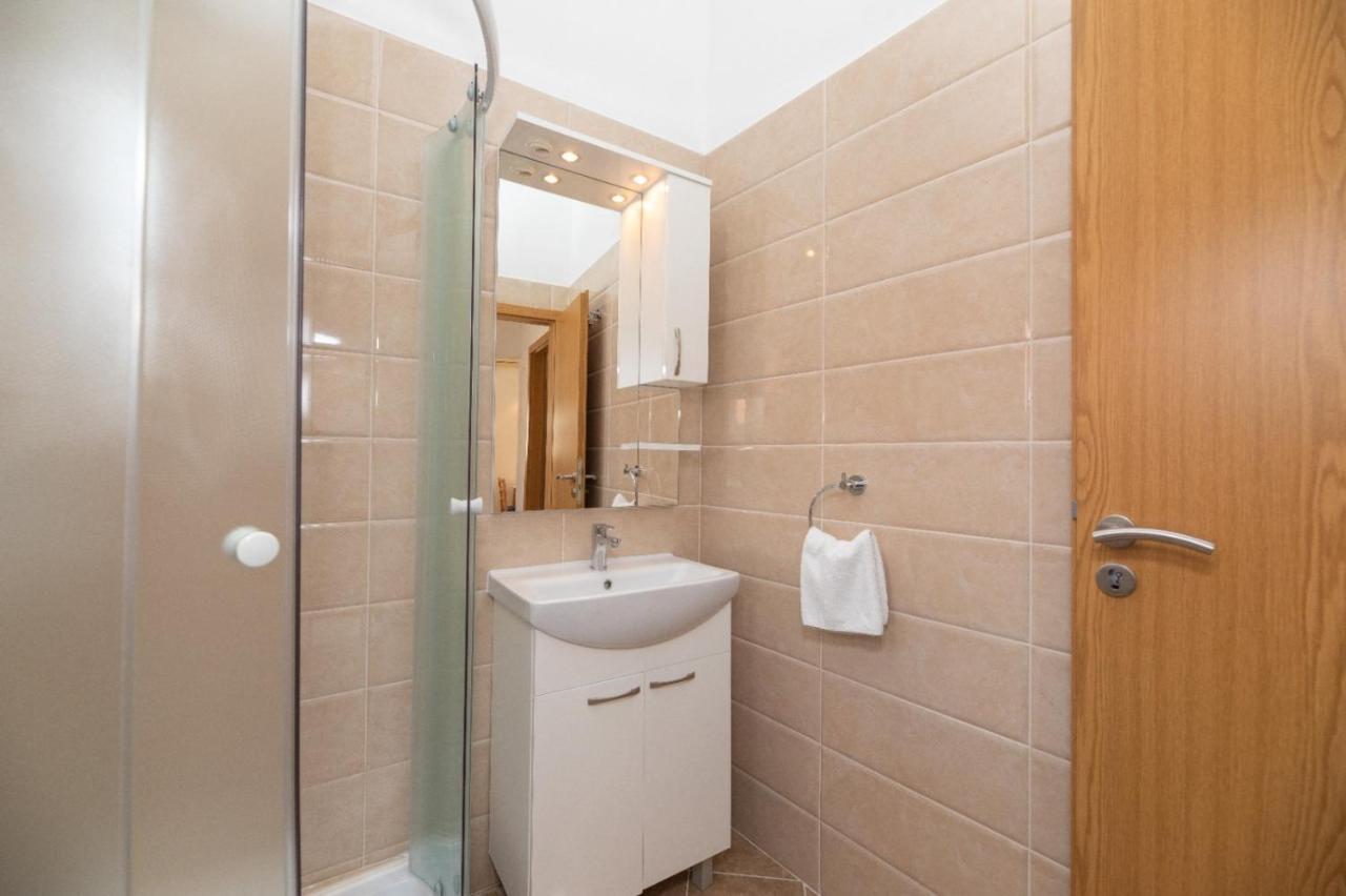 Apartments Jelena Supetar - Four Apartments - A Small House With A Private Yard - Two-Room Apartment With A Sea View - Studio Apartment - Two-Room Apartment With Garden View- Free Parking Exterior foto