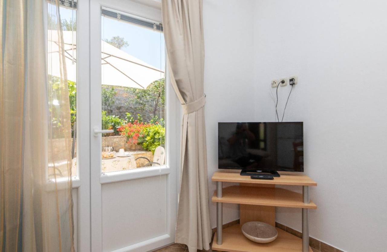 Apartments Jelena Supetar - Four Apartments - A Small House With A Private Yard - Two-Room Apartment With A Sea View - Studio Apartment - Two-Room Apartment With Garden View- Free Parking Exterior foto