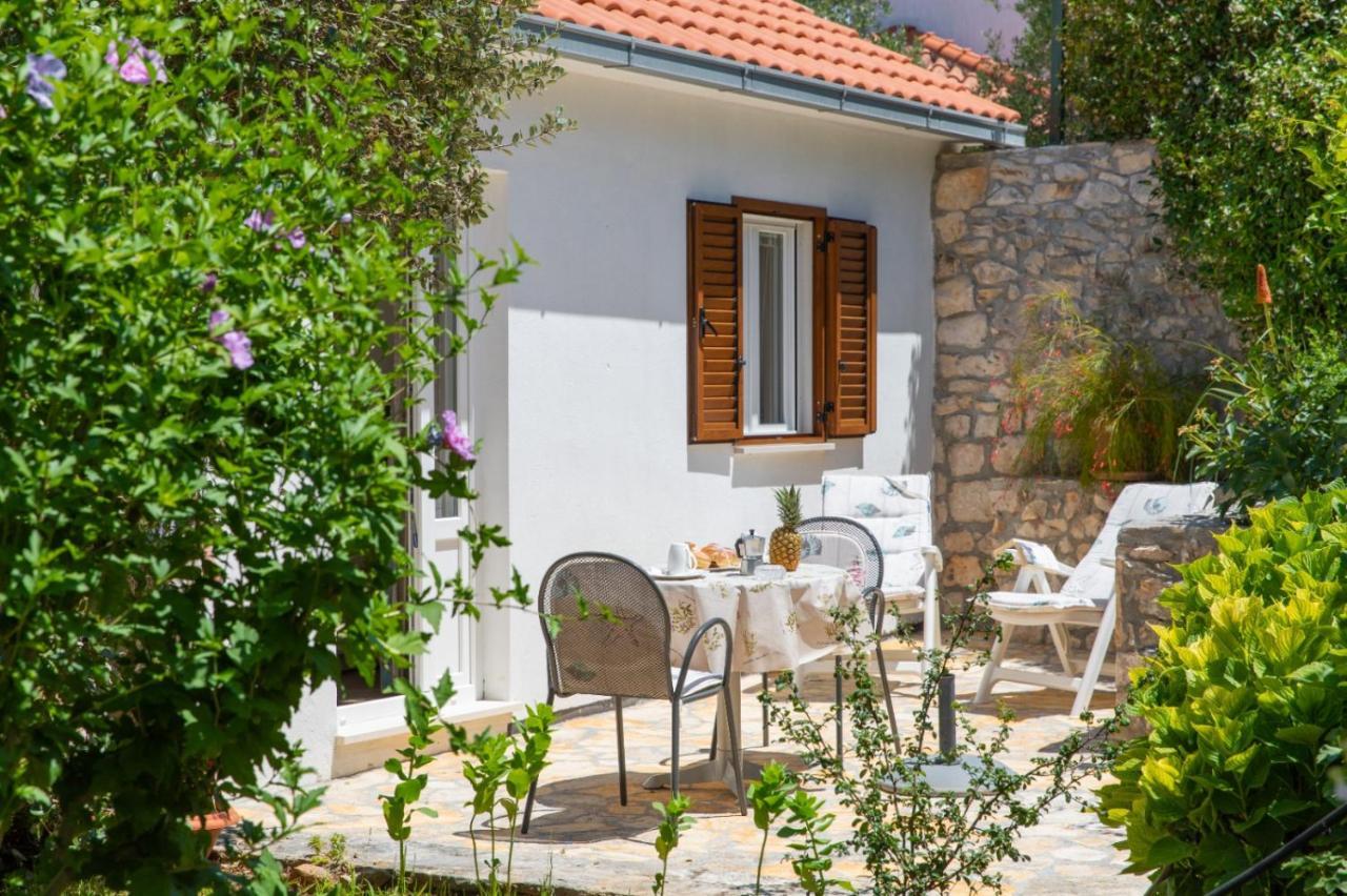 Apartments Jelena Supetar - Four Apartments - A Small House With A Private Yard - Two-Room Apartment With A Sea View - Studio Apartment - Two-Room Apartment With Garden View- Free Parking Exterior foto
