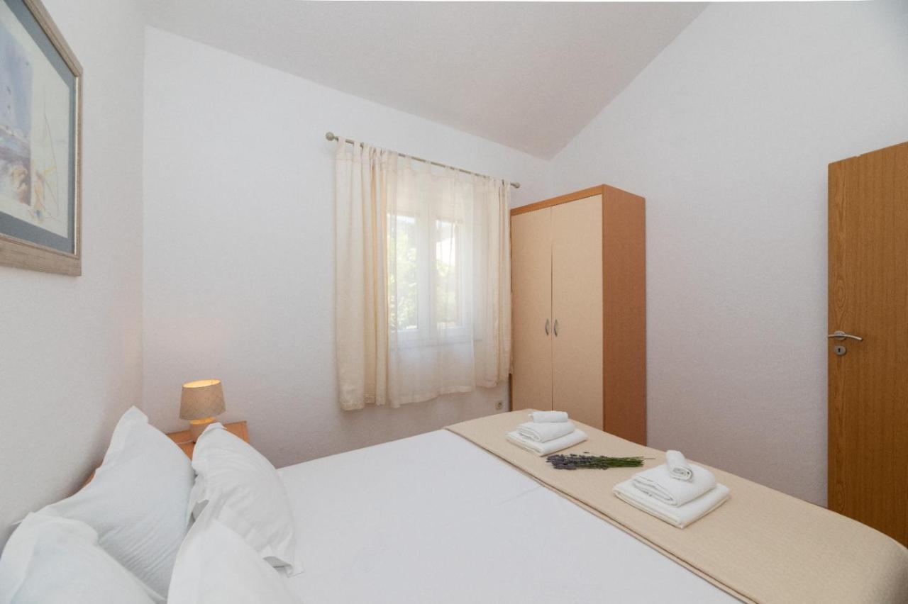 Apartments Jelena Supetar - Four Apartments - A Small House With A Private Yard - Two-Room Apartment With A Sea View - Studio Apartment - Two-Room Apartment With Garden View- Free Parking Exterior foto